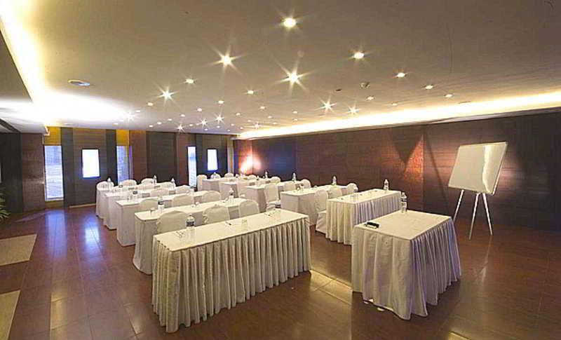 Super Townhouse Koyambedu Hotel Chennai Exterior photo